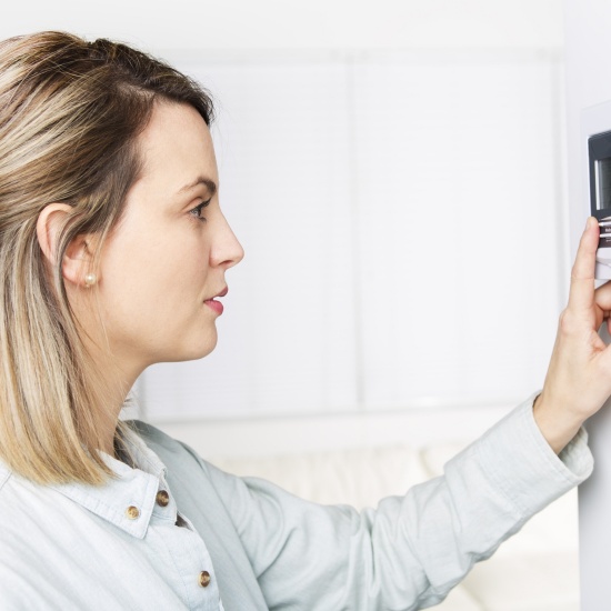 resized-woman_using_heating_controls