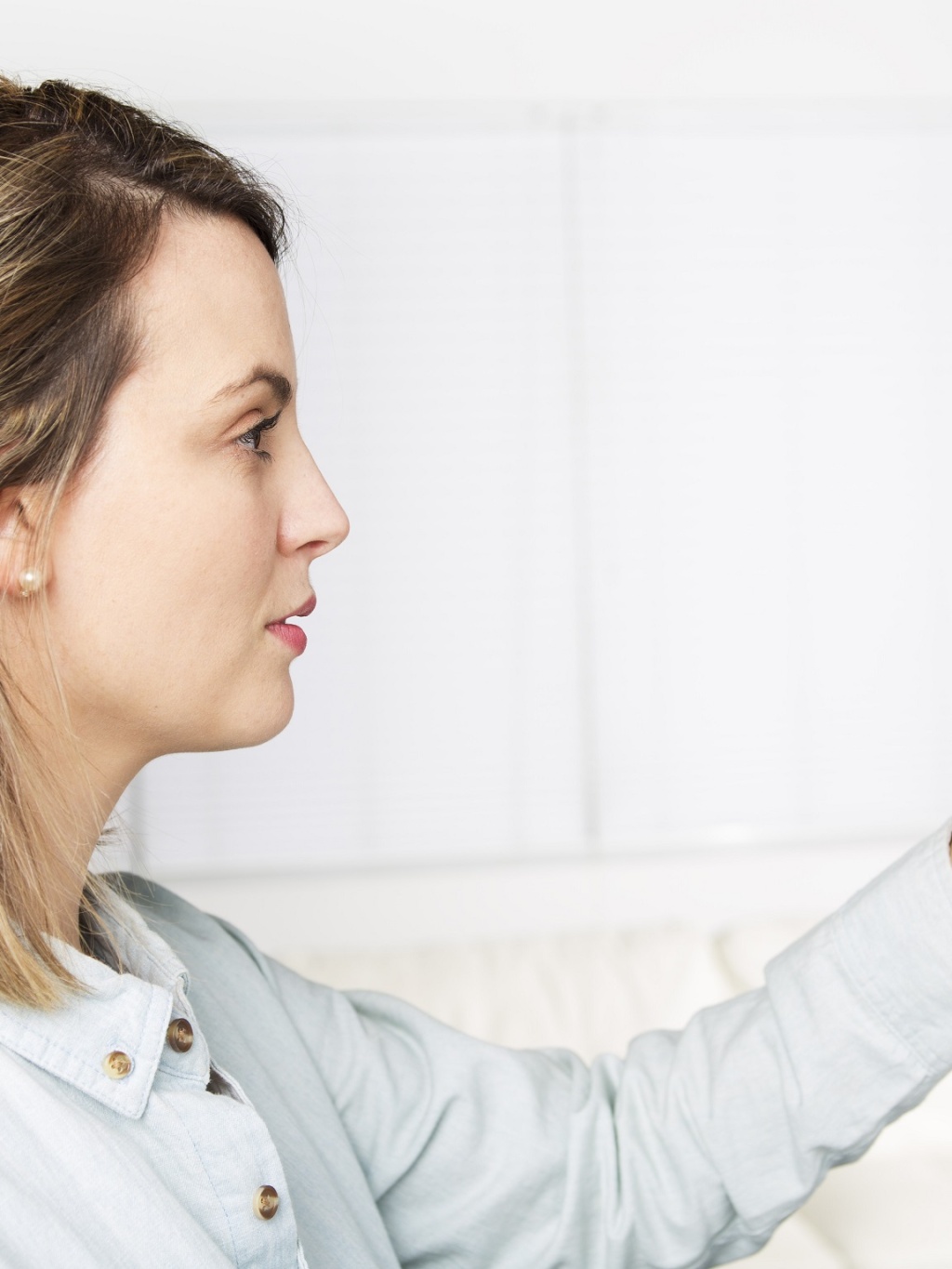 resized-woman_using_heating_controls