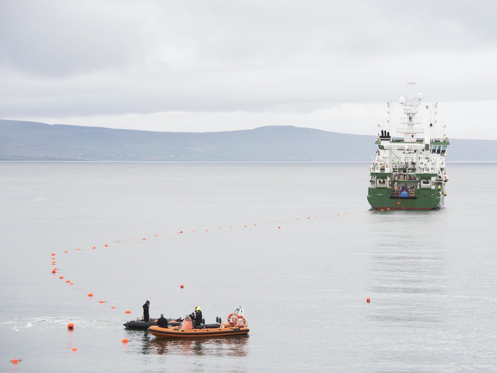 a boat laying fibre optic cable in the ocean